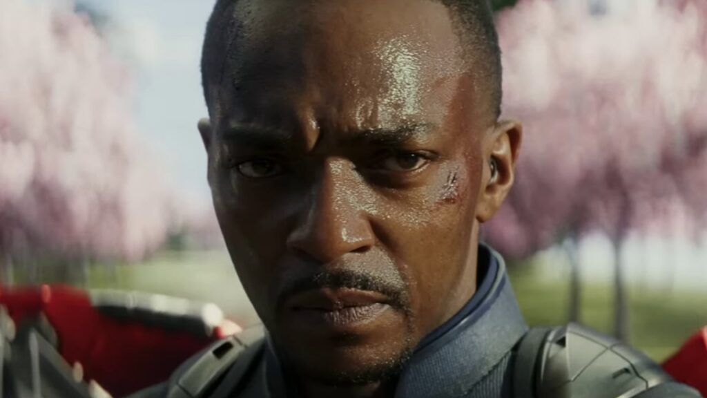 Anthony Mackie memegang perisai Captain America dalam Marvel Cinematic Universe