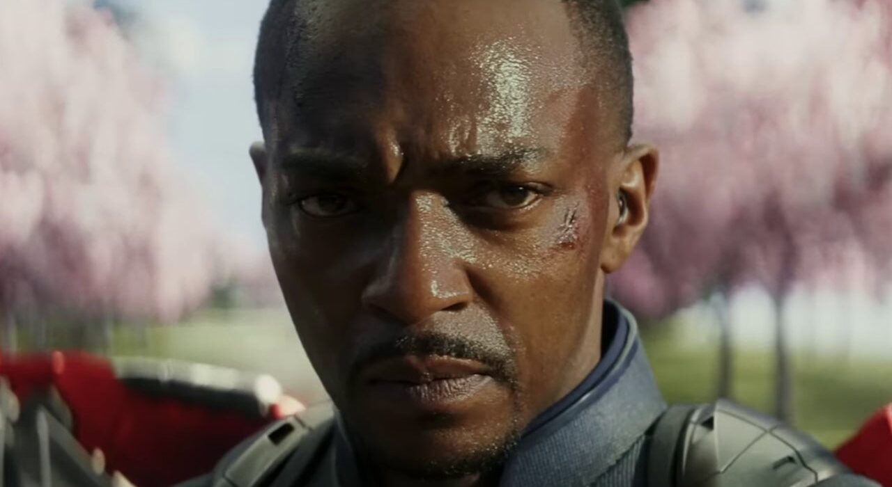 Anthony Mackie memegang perisai Captain America dalam Marvel Cinematic Universe
