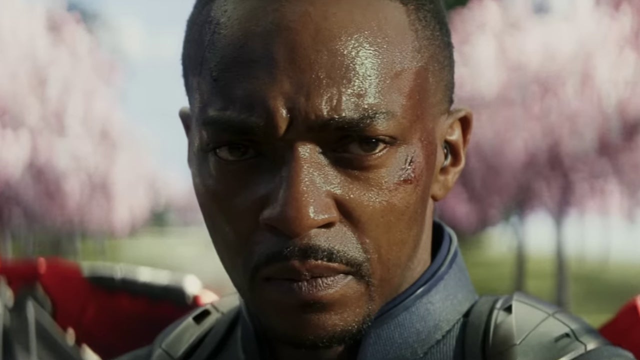 Anthony Mackie memegang perisai Captain America dalam Marvel Cinematic Universe