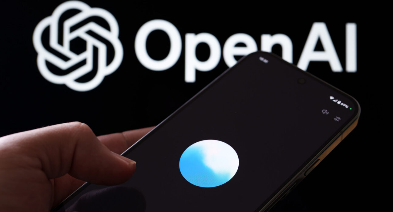 Komparasi Gemini Live vs ChatGPT Voice dalam percakapan suara AI real-time