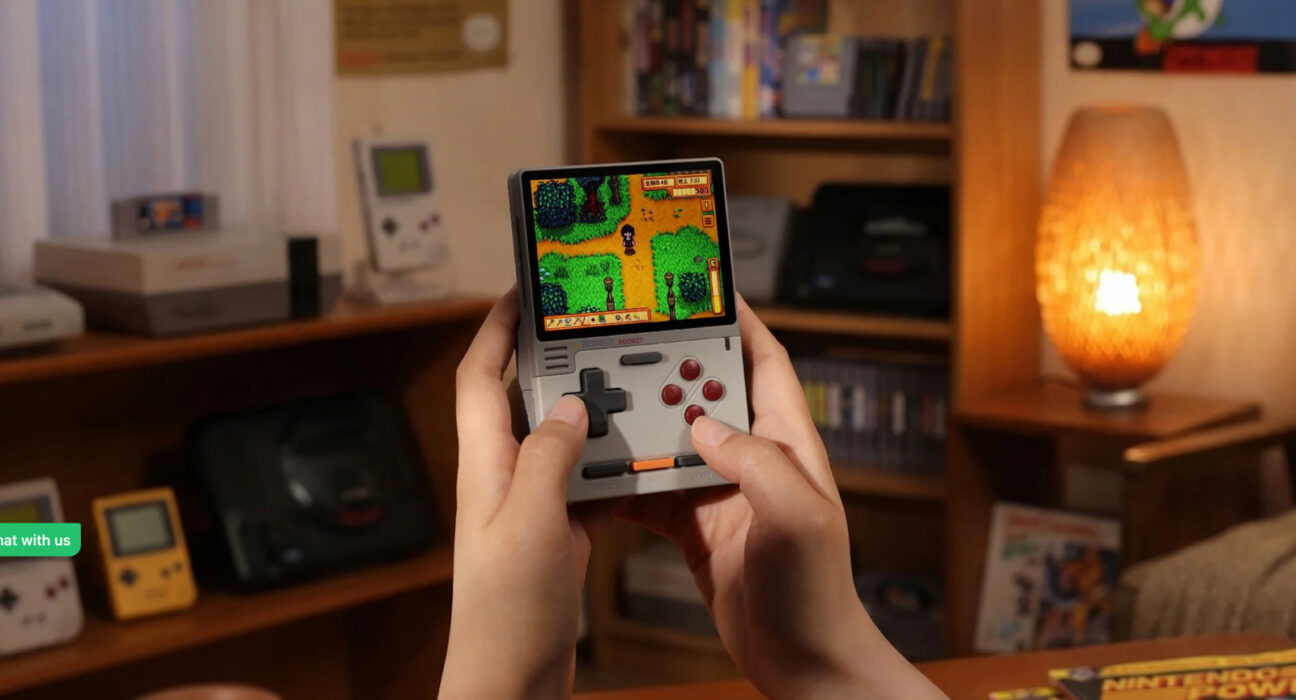 Konsol genggam retro Ayaneo Konkr Pocket Block dengan desain vertikal klasik ala Game Boy
