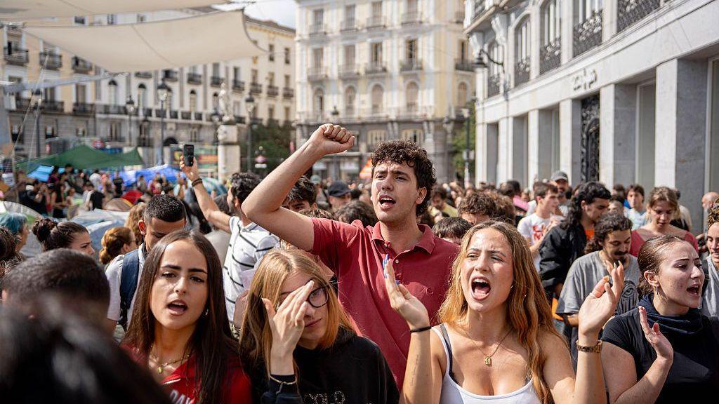 Ribuan pengunjuk rasa berkumpul di Puerta del Sol Madrid memprotes krisis sewa rumah dan tindakan penggusuran warga lansia