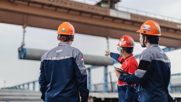 Pekerja di lingkungan proyek Waskita Beton Precast di tengah krisis tunda bayar kupon obligasi perusahaan
