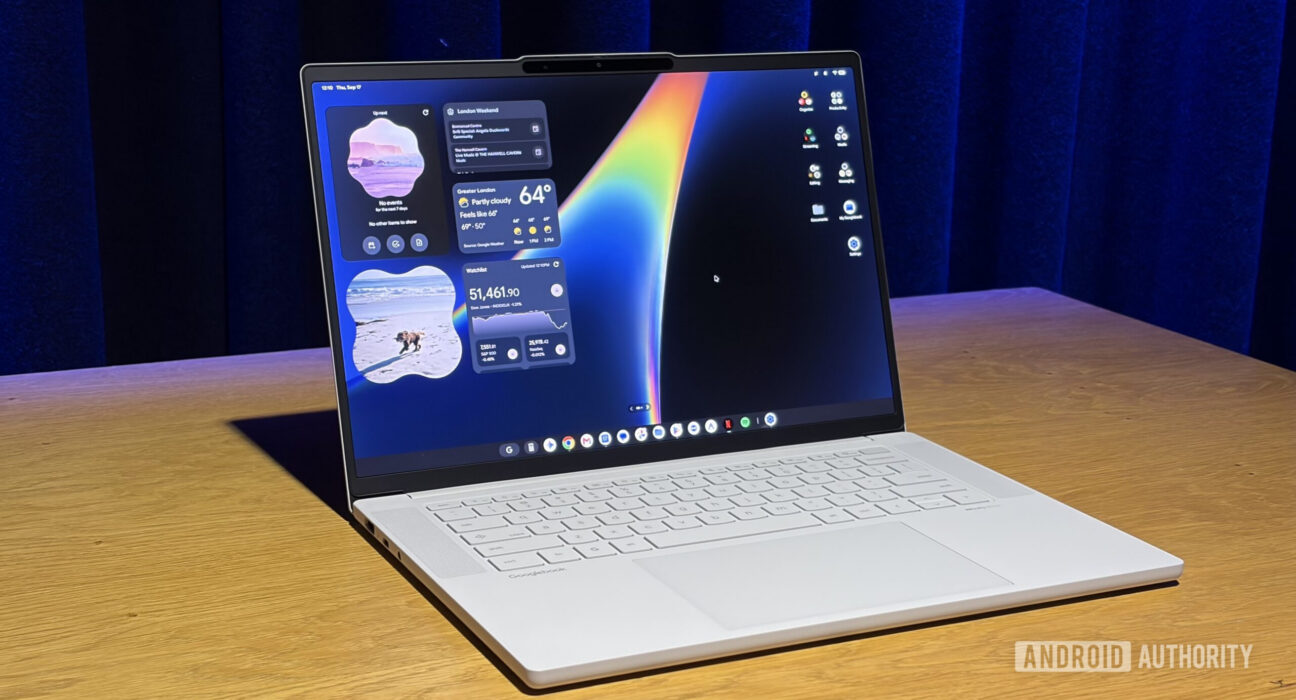 Varian Lenovo Googlebook berdesain layar sentuh 15.3 inci sedang digunakan