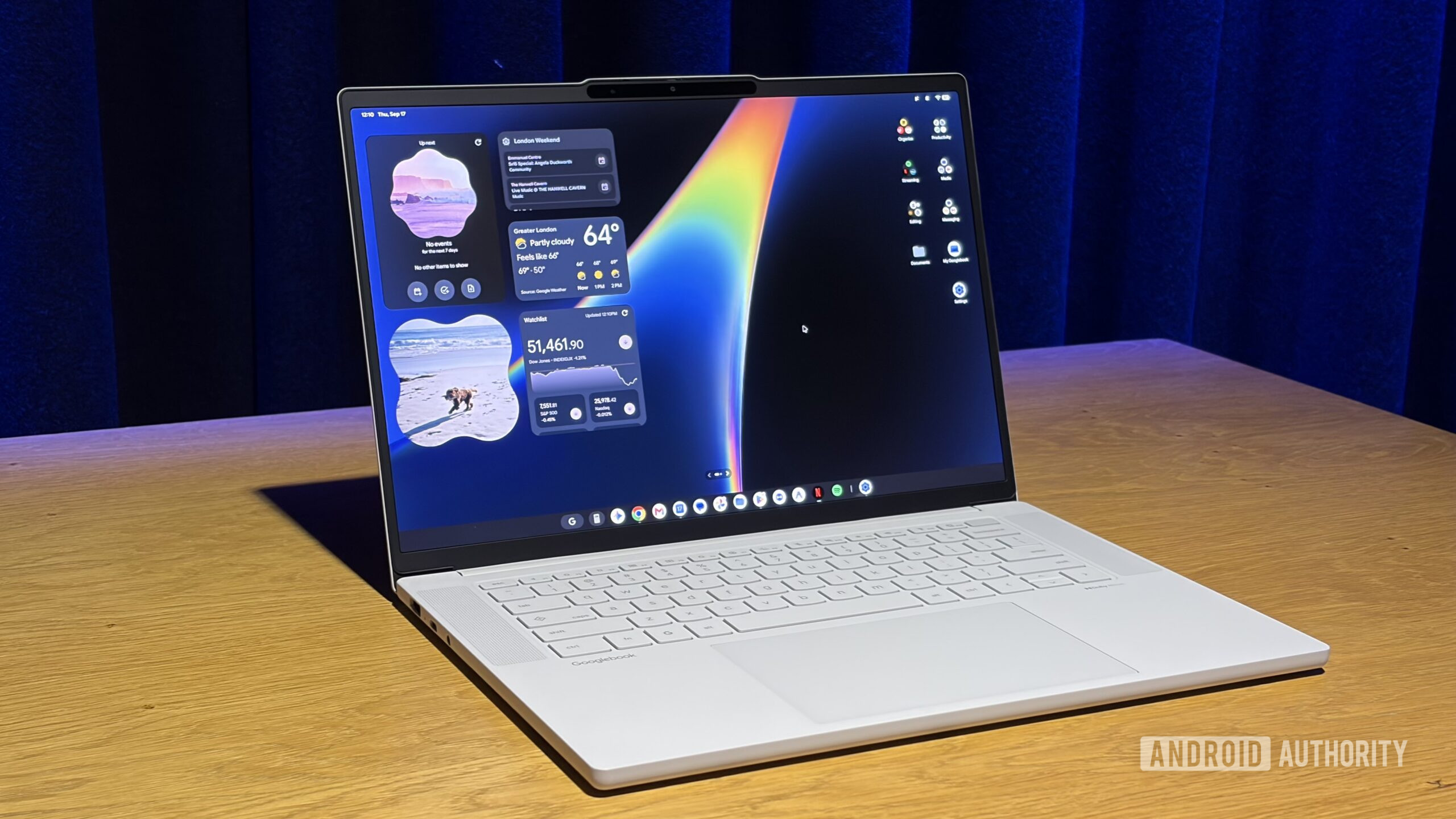Varian Lenovo Googlebook berdesain layar sentuh 15.3 inci sedang digunakan