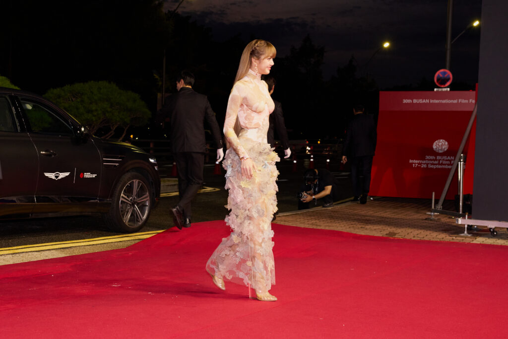 Lalisa Manobal tampil memukau dalam gaun malam di karpet merah, merefleksikan pencapaian karier solonya di MTV VMAs 2026.