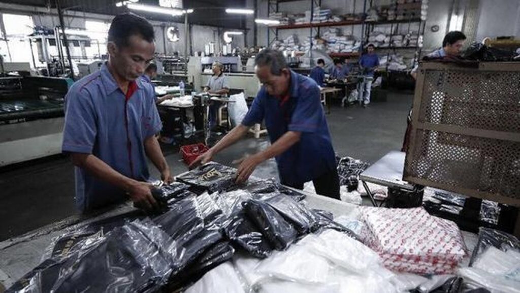 Ilustrasi aktivitas lini manufaktur dan produksi pabrik kemasan plastik hilir
