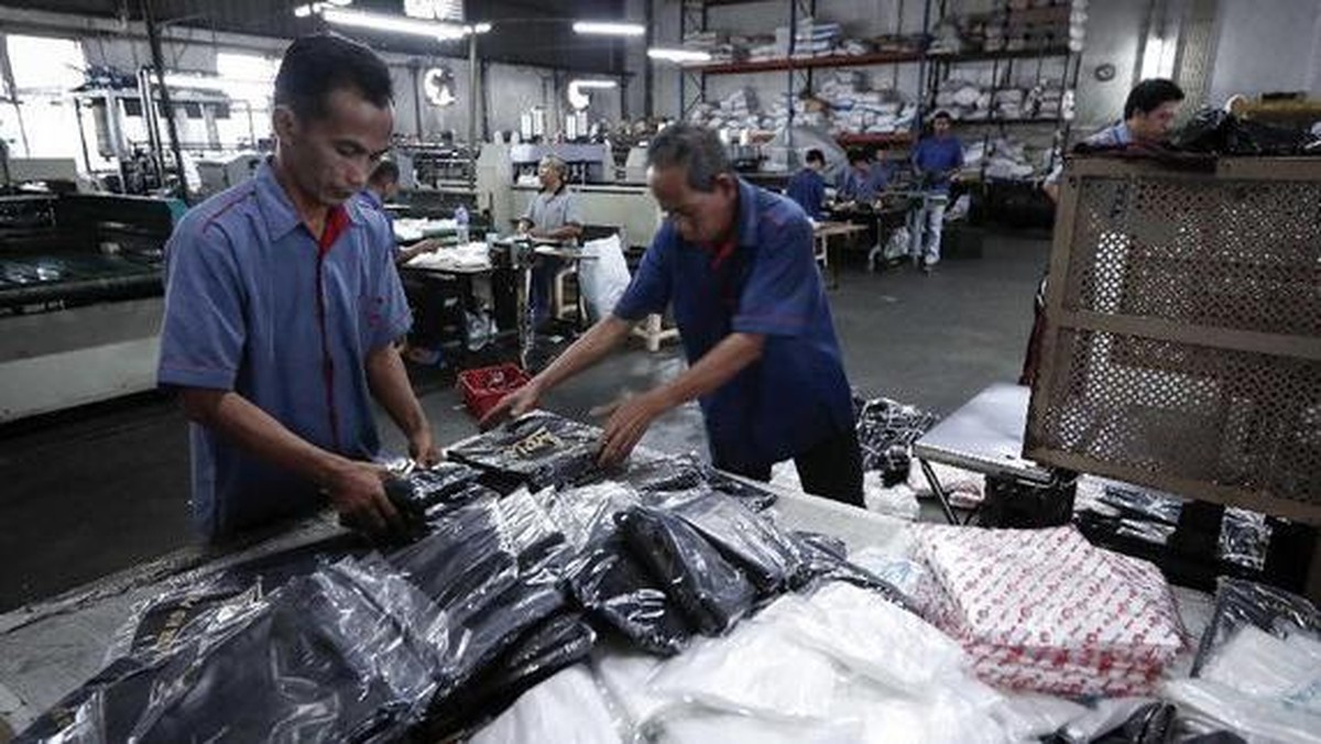 Ilustrasi aktivitas lini manufaktur dan produksi pabrik kemasan plastik hilir