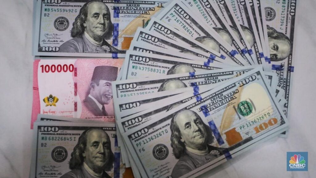 Transaksi penukaran valuta asing dolar Amerika Serikat dan rupiah di gerai penukaran mata uang Jakarta