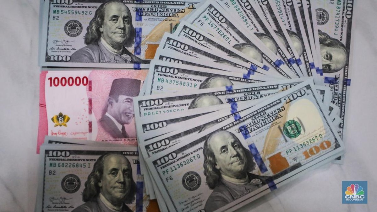 Transaksi penukaran valuta asing dolar Amerika Serikat dan rupiah di gerai penukaran mata uang Jakarta