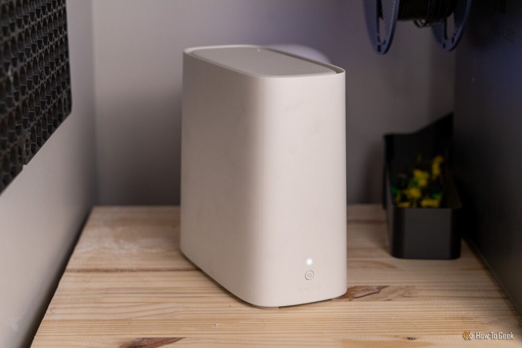 Perangkat router Wi-Fi 6 modern di atas rak kayu untuk optimasi jangkauan internet rumah