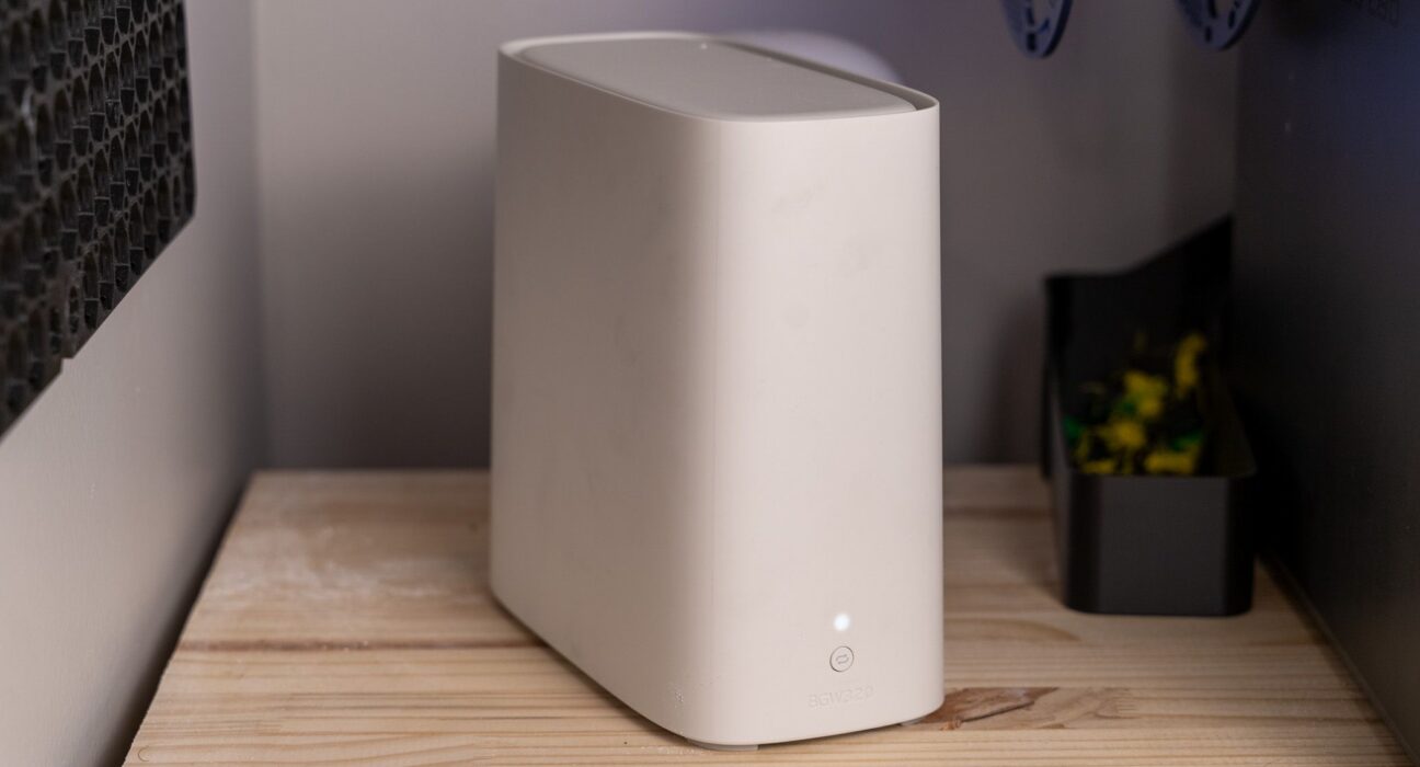 Perangkat router Wi-Fi 6 modern di atas rak kayu untuk optimasi jangkauan internet rumah