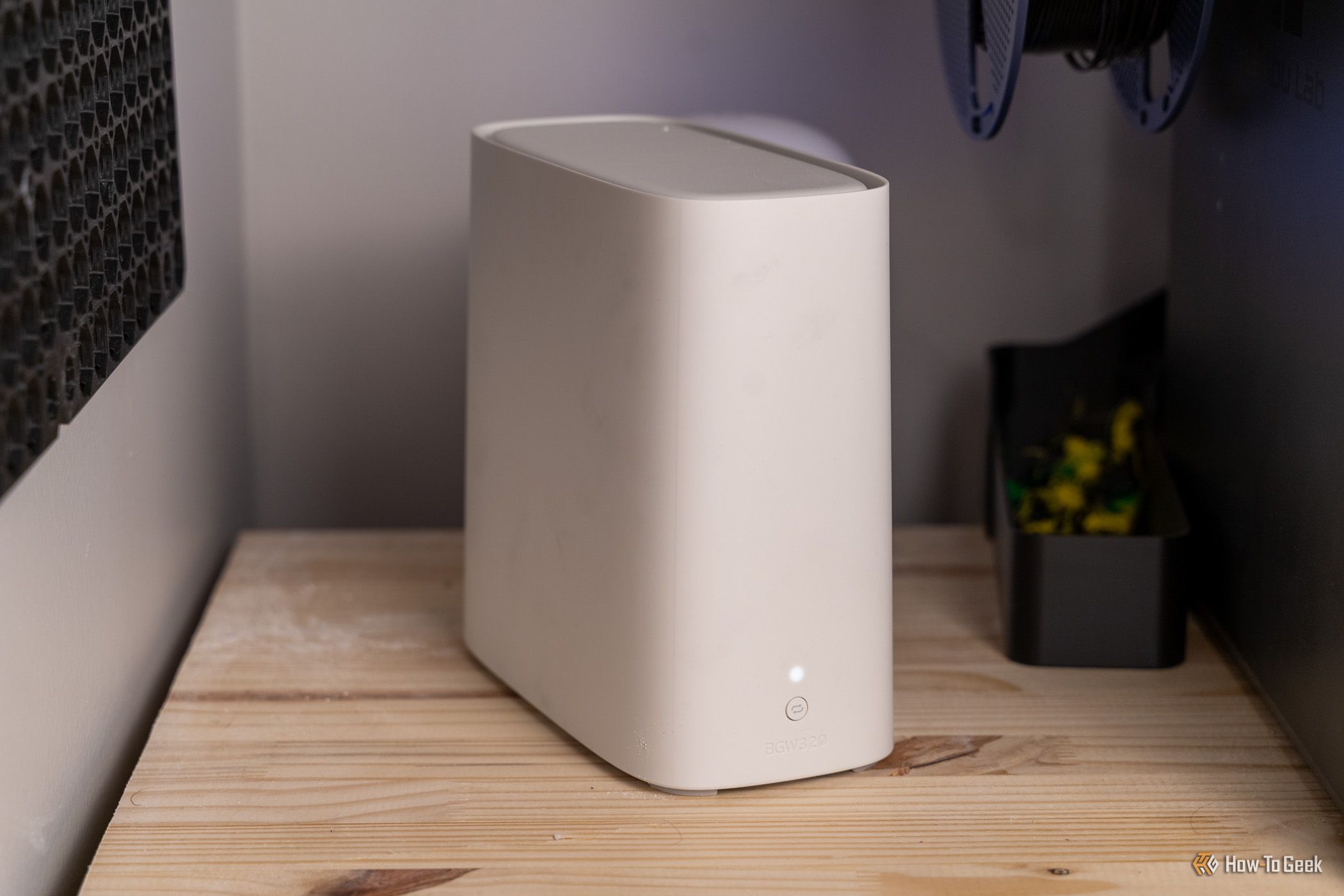 Perangkat router Wi-Fi 6 modern di atas rak kayu untuk optimasi jangkauan internet rumah