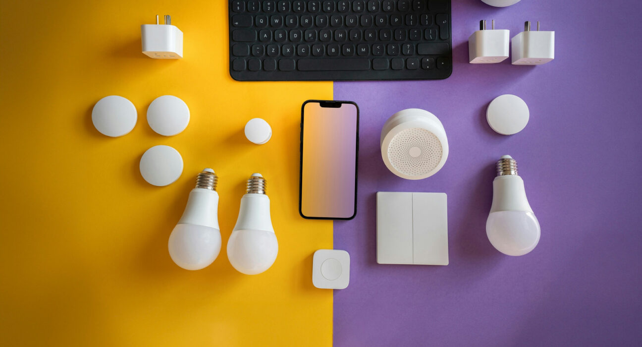 Laptop bekas yang dialihfungsikan menjadi server smart home hub mandiri