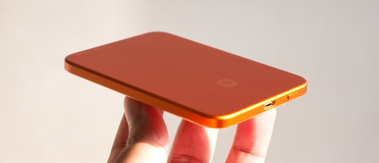 Xiaomi UltraThin Magnetic Power Bank 5000 15W menempel pada bodi ponsel pintar