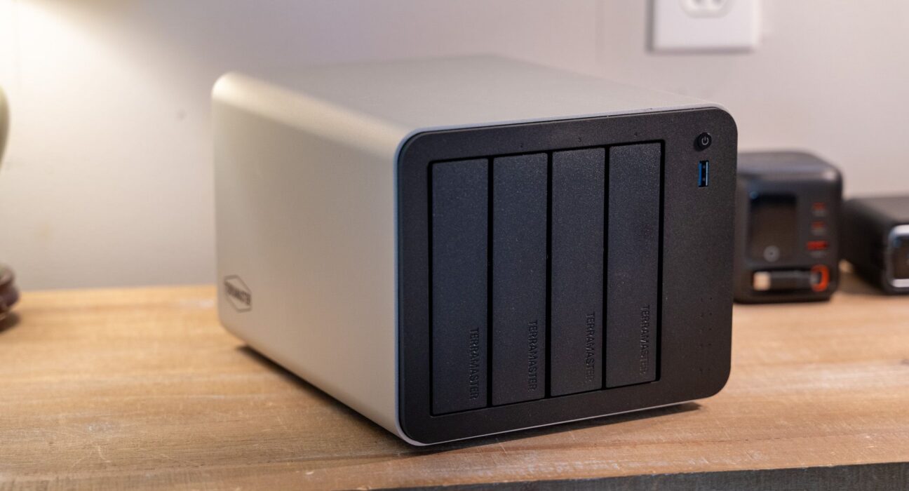 Unit Network Attached Storage (NAS) 4-bay TerraMaster F4-425 Pro untuk sistem cold storage dan backup arsip data rumahan
