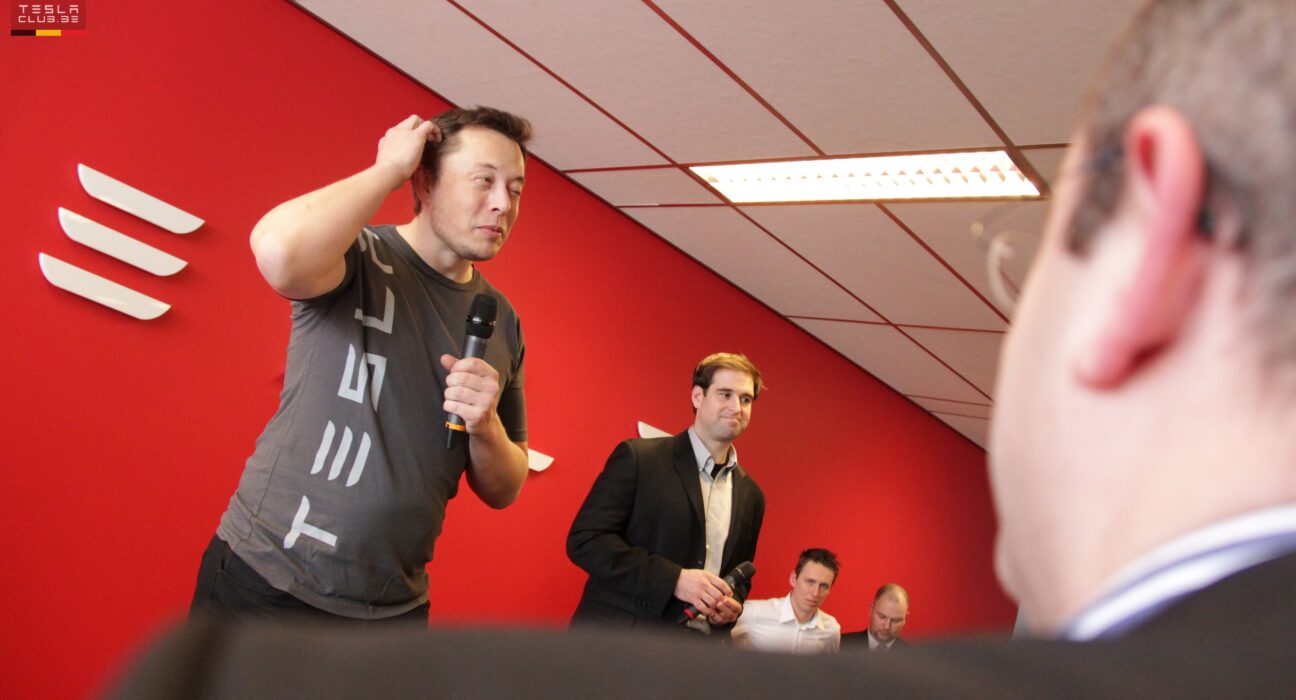 Elon Musk berbicara di hadapan publik dalam presentasi teknologi