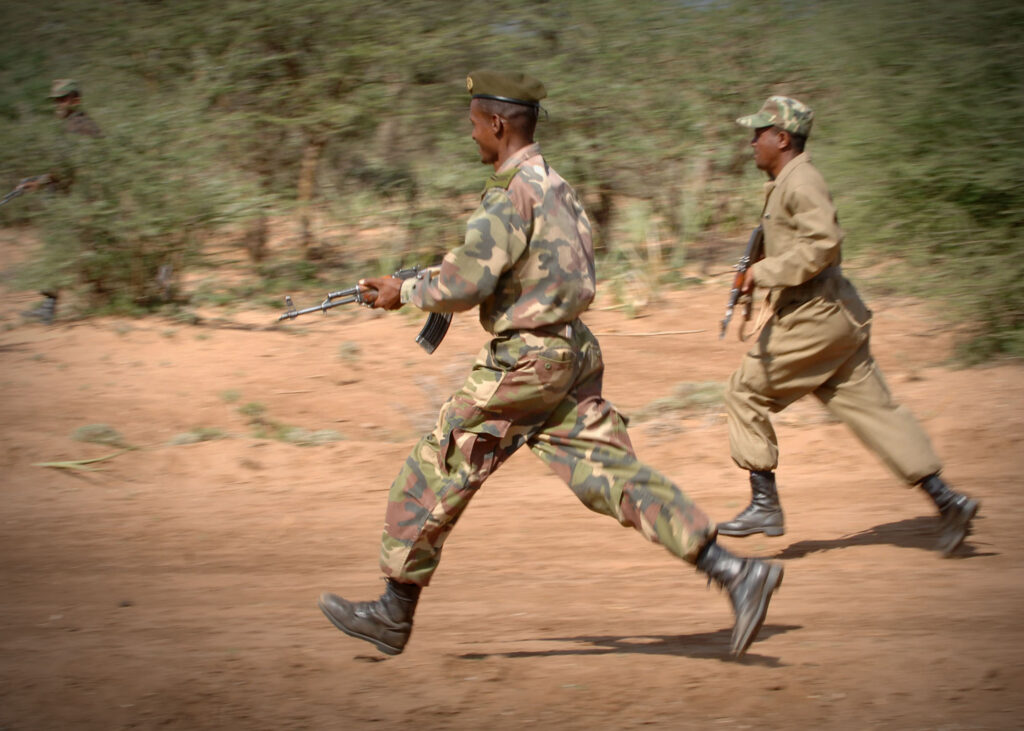 Prajurit militer bersenjata Ethiopian National Defense Force dalam patroli pengamanan kawasan.