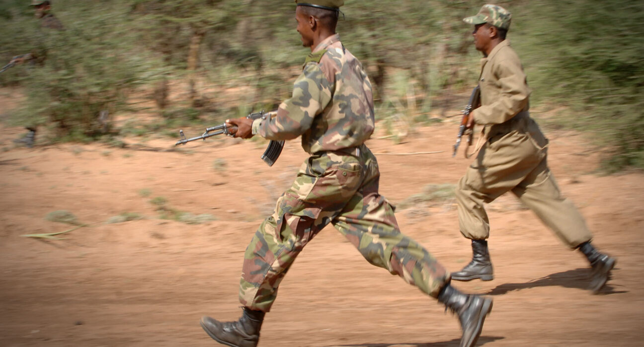 Prajurit militer bersenjata Ethiopian National Defense Force dalam patroli pengamanan kawasan.
