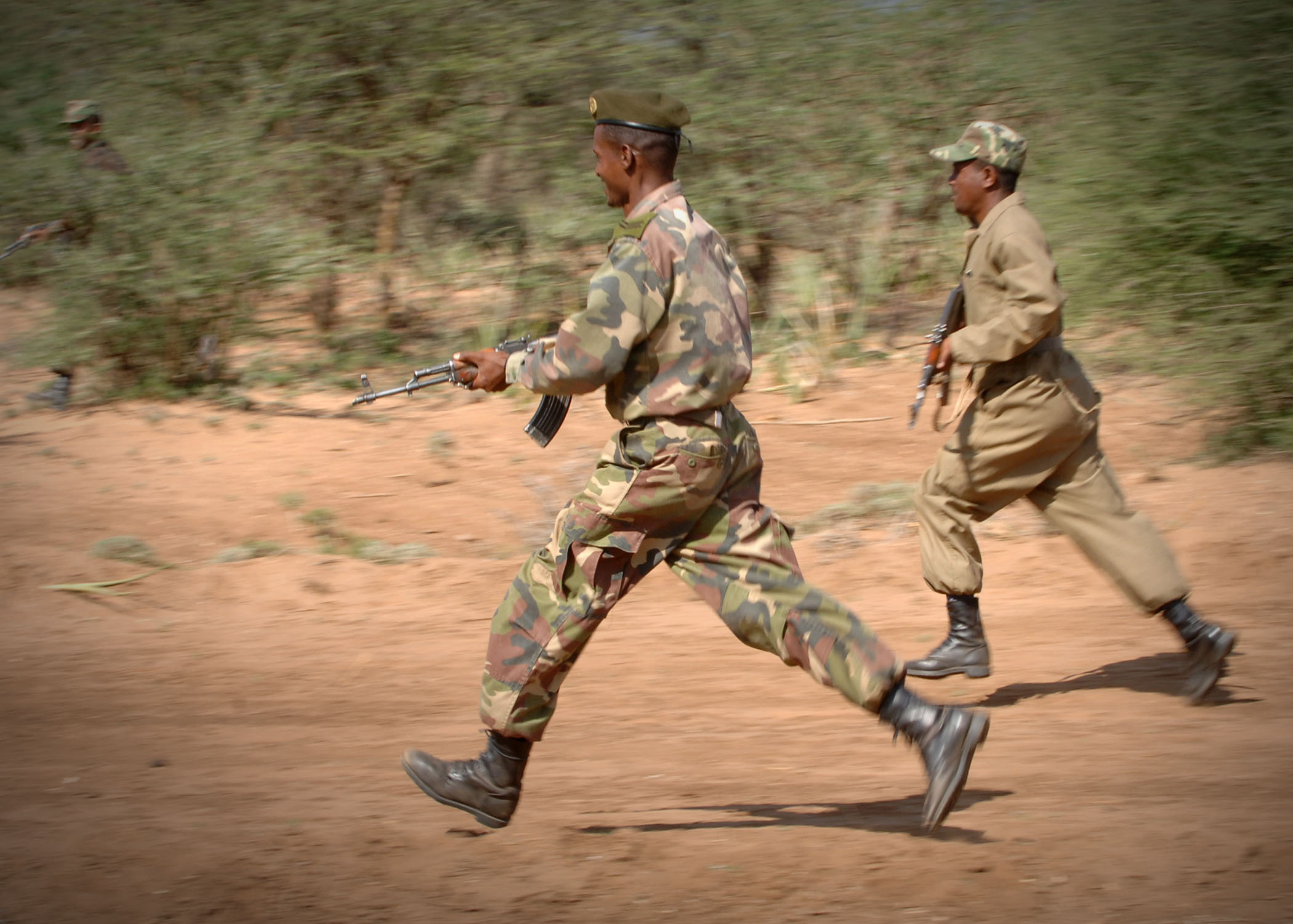 Prajurit militer bersenjata Ethiopian National Defense Force dalam patroli pengamanan kawasan.
