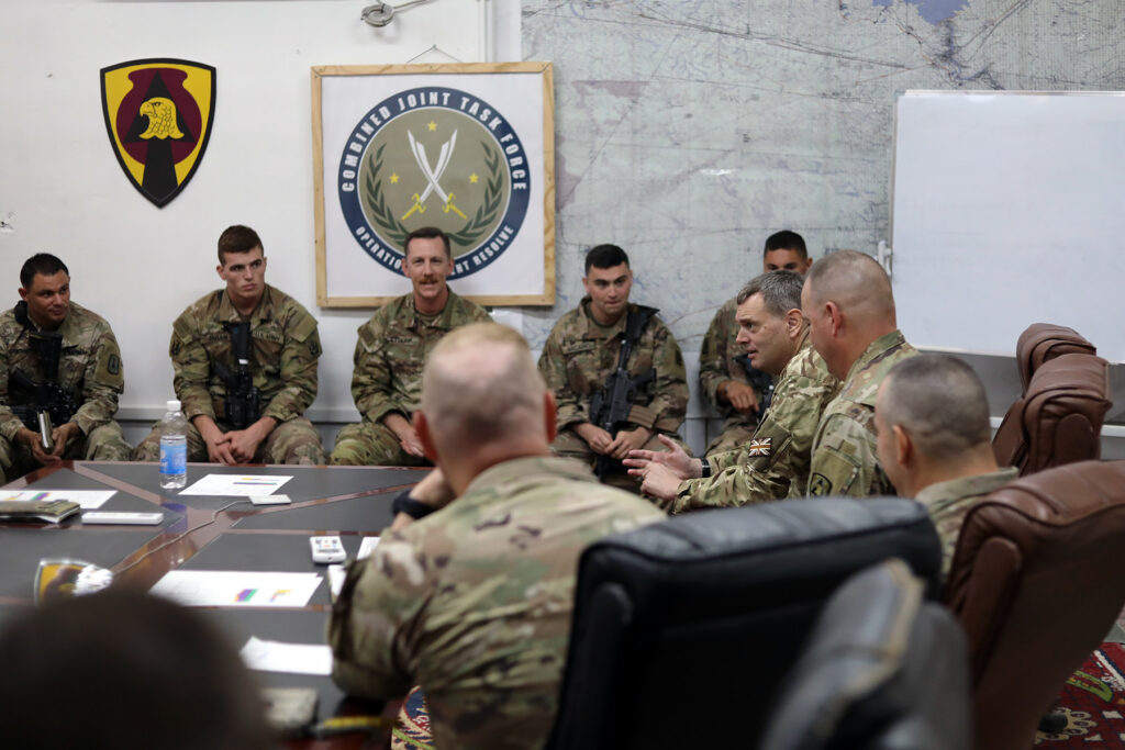 Komandan pasukan koalisi militer Amerika Serikat dan CJTF-OIR meninjau personel di pangkalan militer Irak