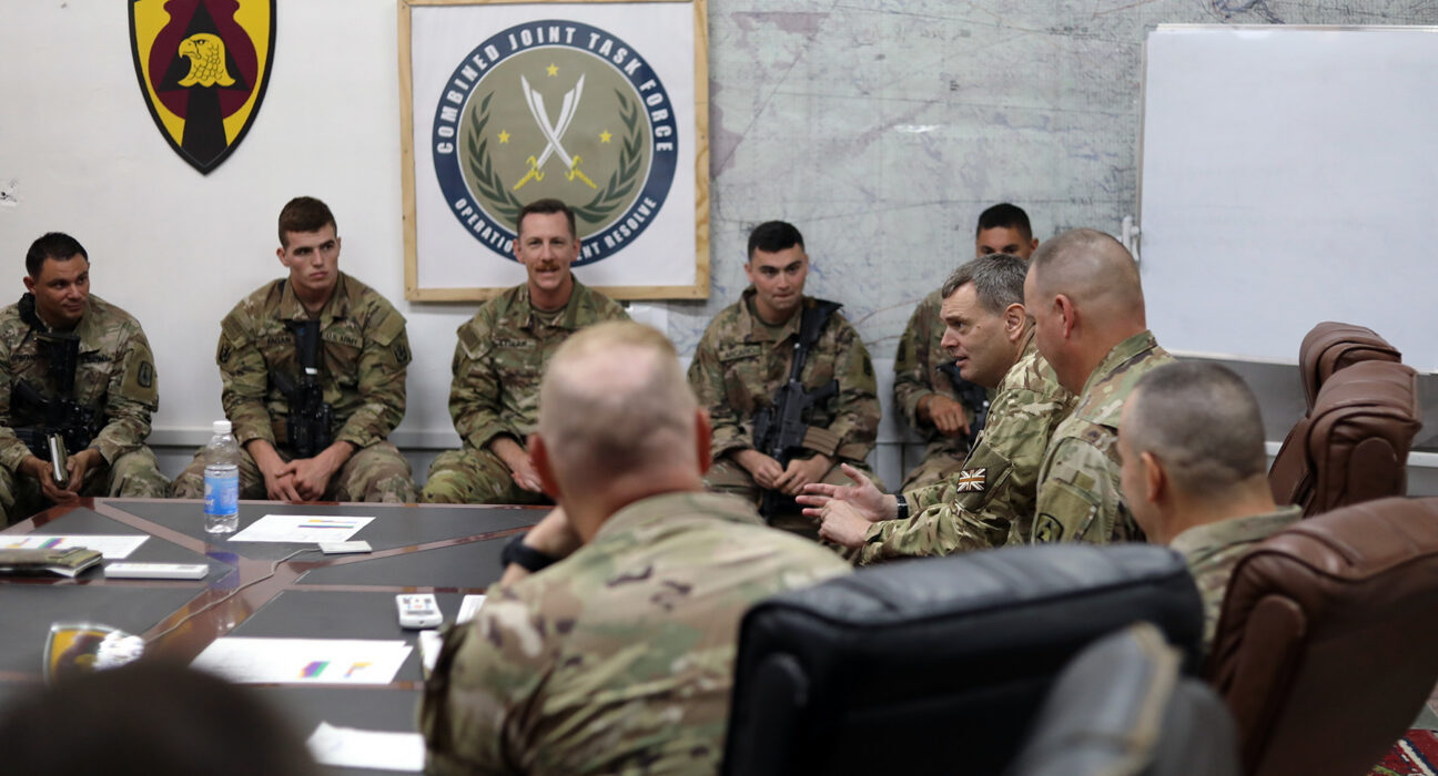 Komandan pasukan koalisi militer Amerika Serikat dan CJTF-OIR meninjau personel di pangkalan militer Irak