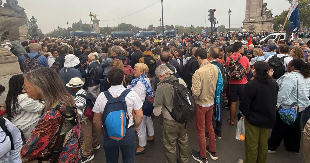 Paus Leo XIV menyapa ratusan ribu jemaat dari popemobile di Champs-Elysees menuju Place de la Concorde Paris