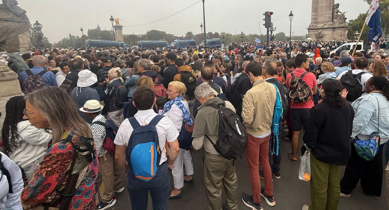 Paus Leo XIV menyapa ratusan ribu jemaat dari popemobile di Champs-Elysees menuju Place de la Concorde Paris