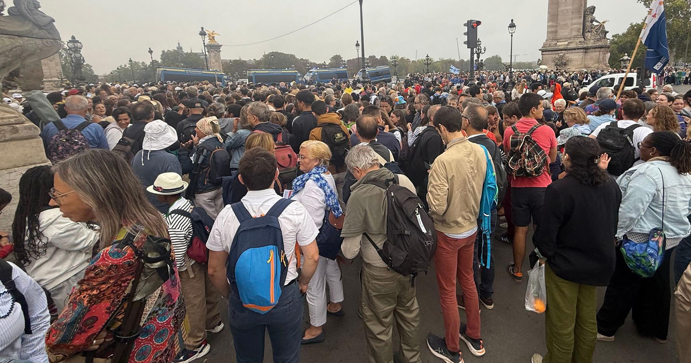Paus Leo XIV menyapa ratusan ribu jemaat dari popemobile di Champs-Elysees menuju Place de la Concorde Paris