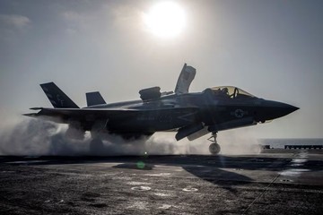 Jet Tempur F-35 bermanuver pada penerbangan patroli awan