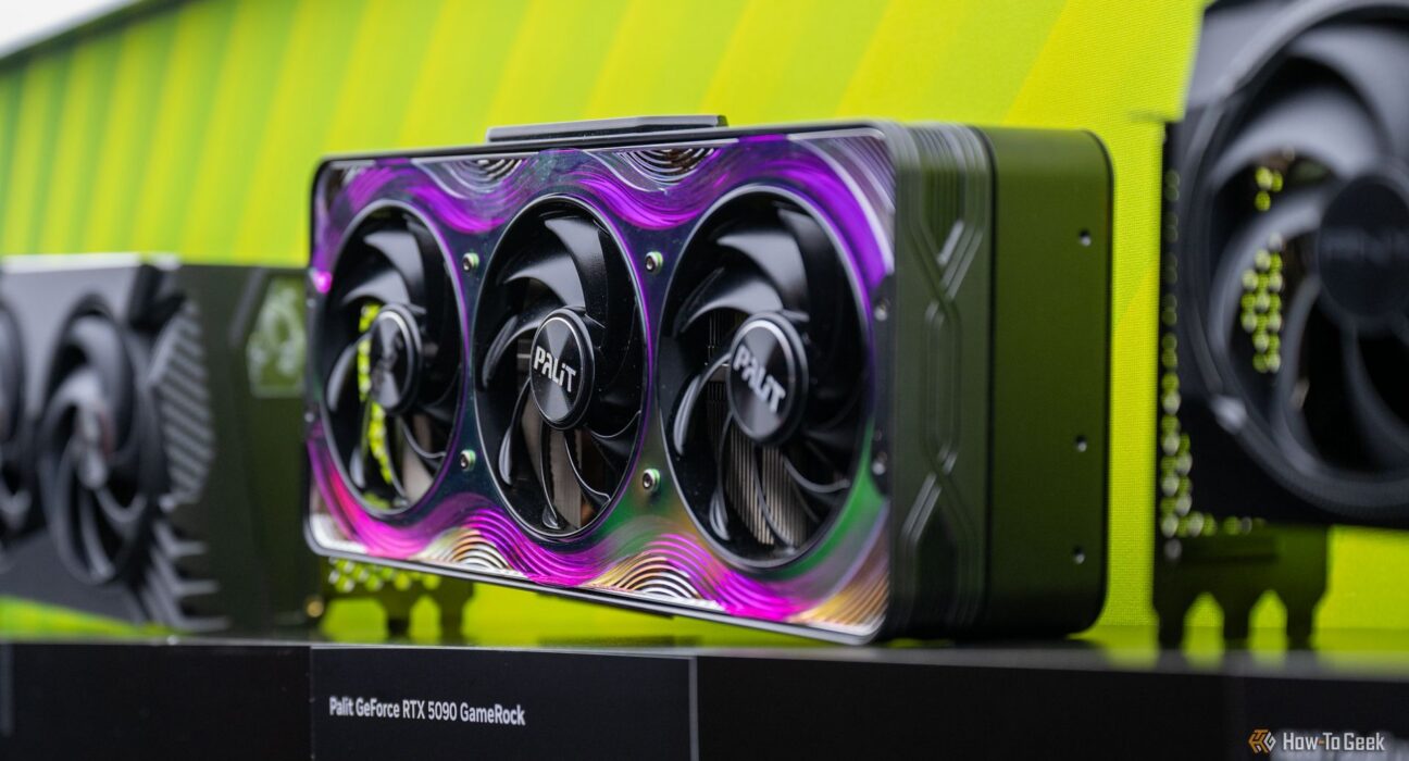 Unit kartu grafis NVIDIA GeForce RTX 5090 terpasang pada rig pengujian komponen perangkat keras