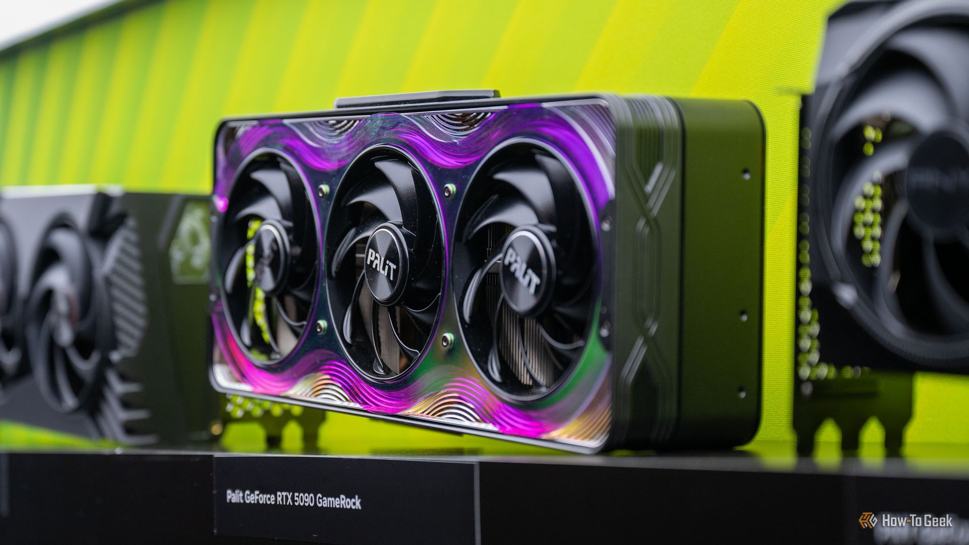 Unit kartu grafis NVIDIA GeForce RTX 5090 terpasang pada rig pengujian komponen perangkat keras
