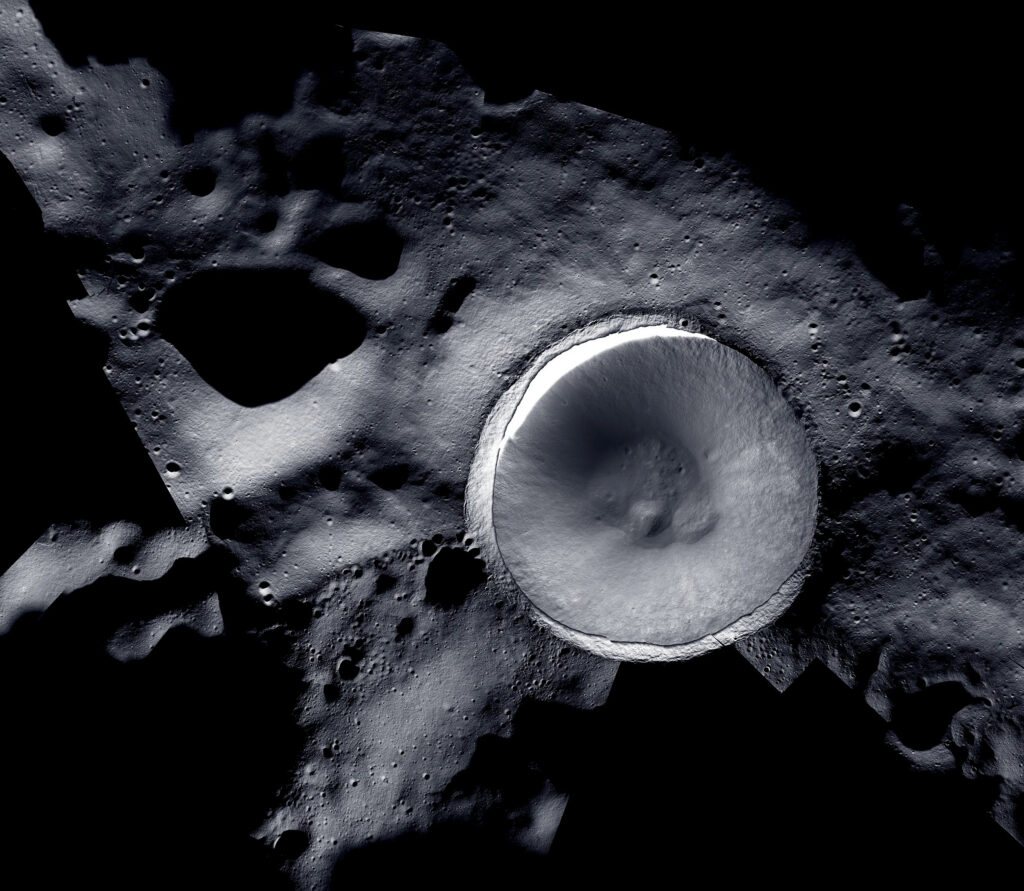 Mosaik citra resolusi tinggi Kawah Shackleton di kutub selatan Bulan yang dibidik wahana NASA LROC dan ShadowCam