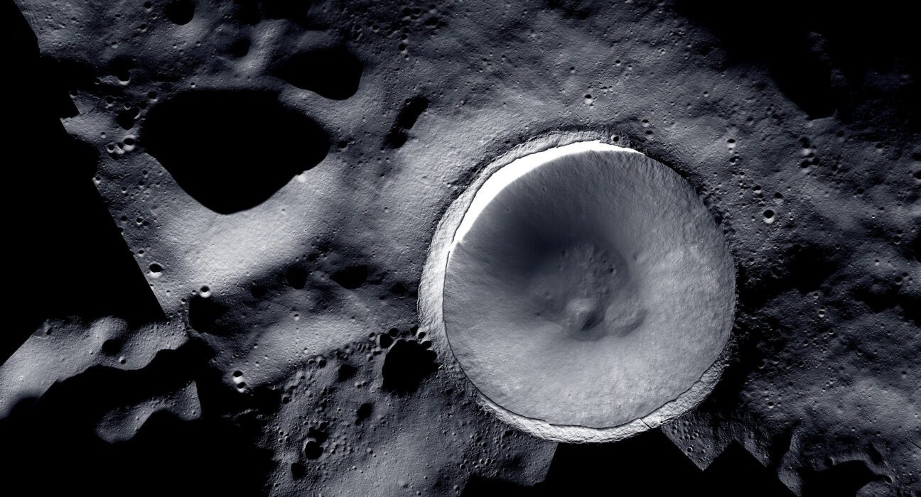 Mosaik citra resolusi tinggi Kawah Shackleton di kutub selatan Bulan yang dibidik wahana NASA LROC dan ShadowCam