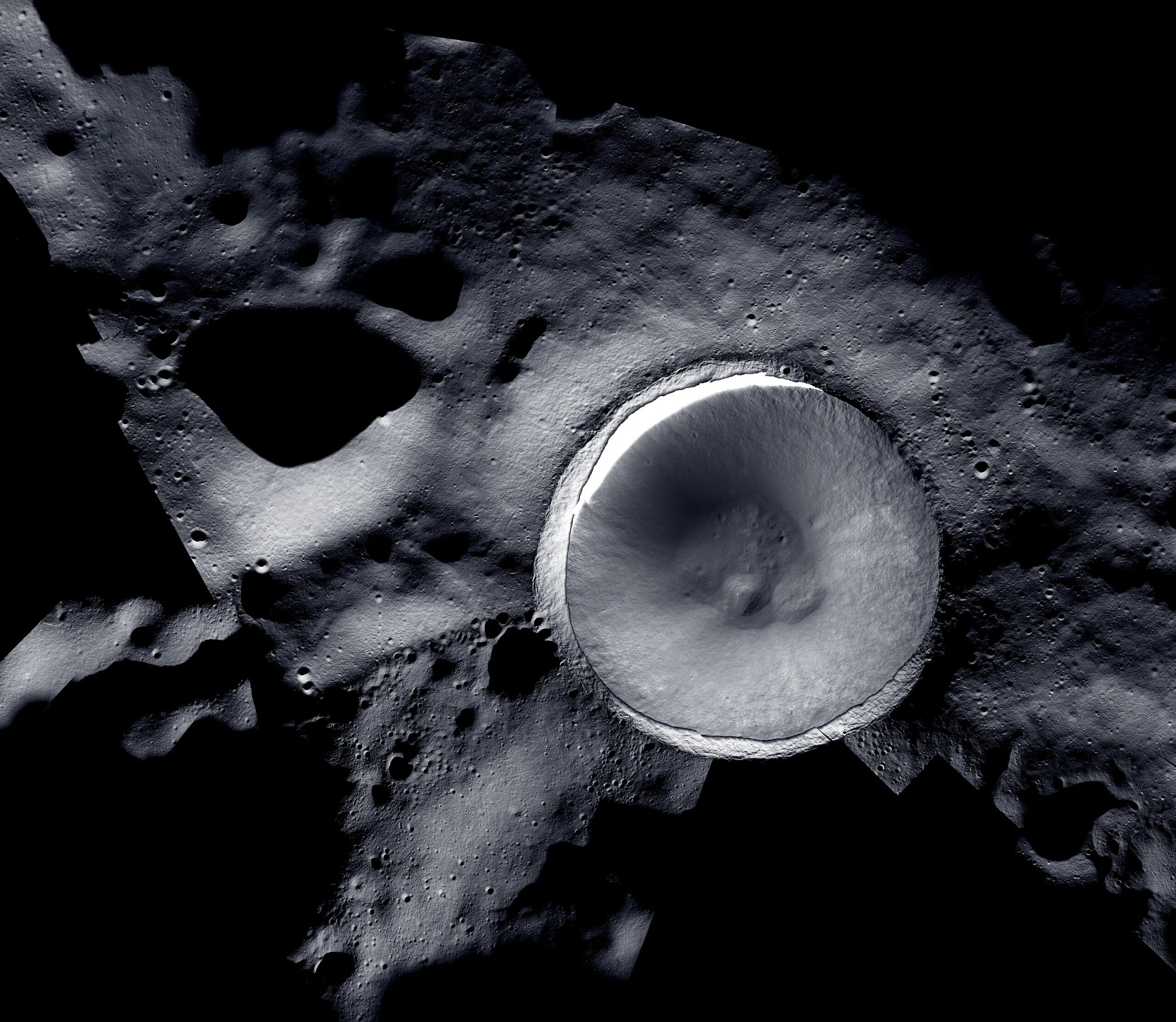 Mosaik citra resolusi tinggi Kawah Shackleton di kutub selatan Bulan yang dibidik wahana NASA LROC dan ShadowCam