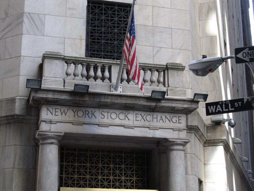 Wall Street dan Gedung New York Stock Exchange, pusat pasar modal Amerika Serikat