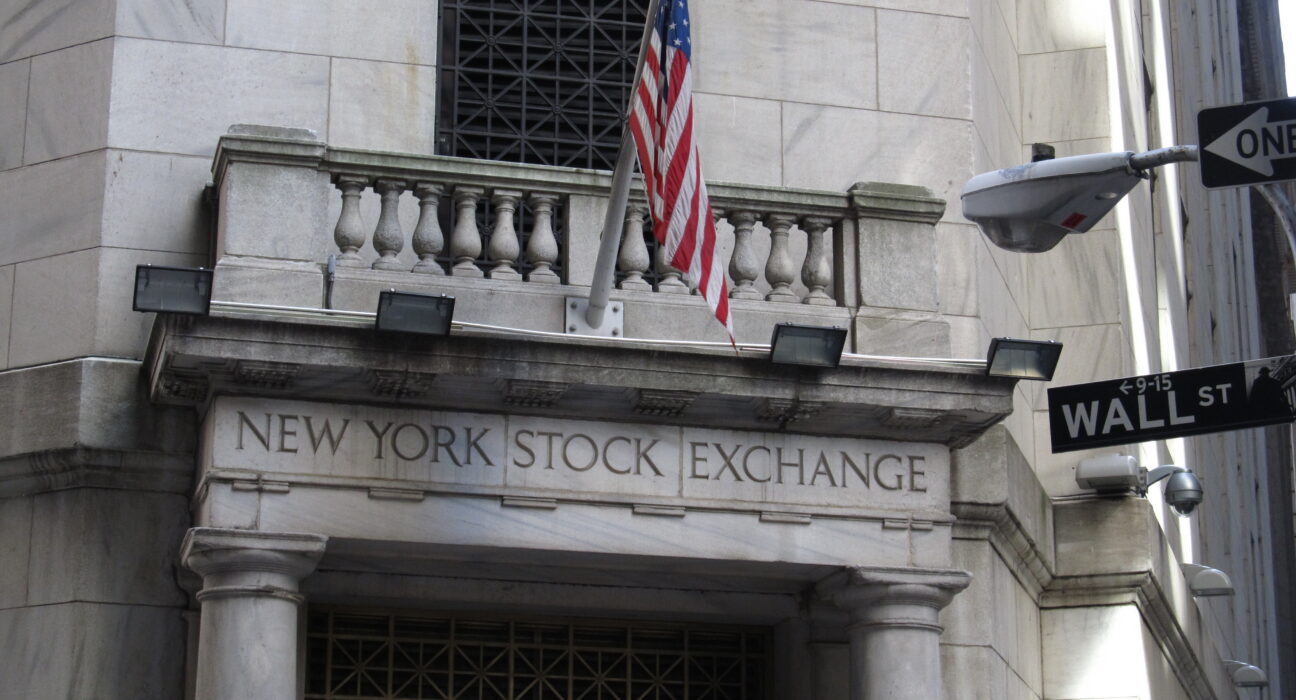 Wall Street dan Gedung New York Stock Exchange, pusat pasar modal Amerika Serikat