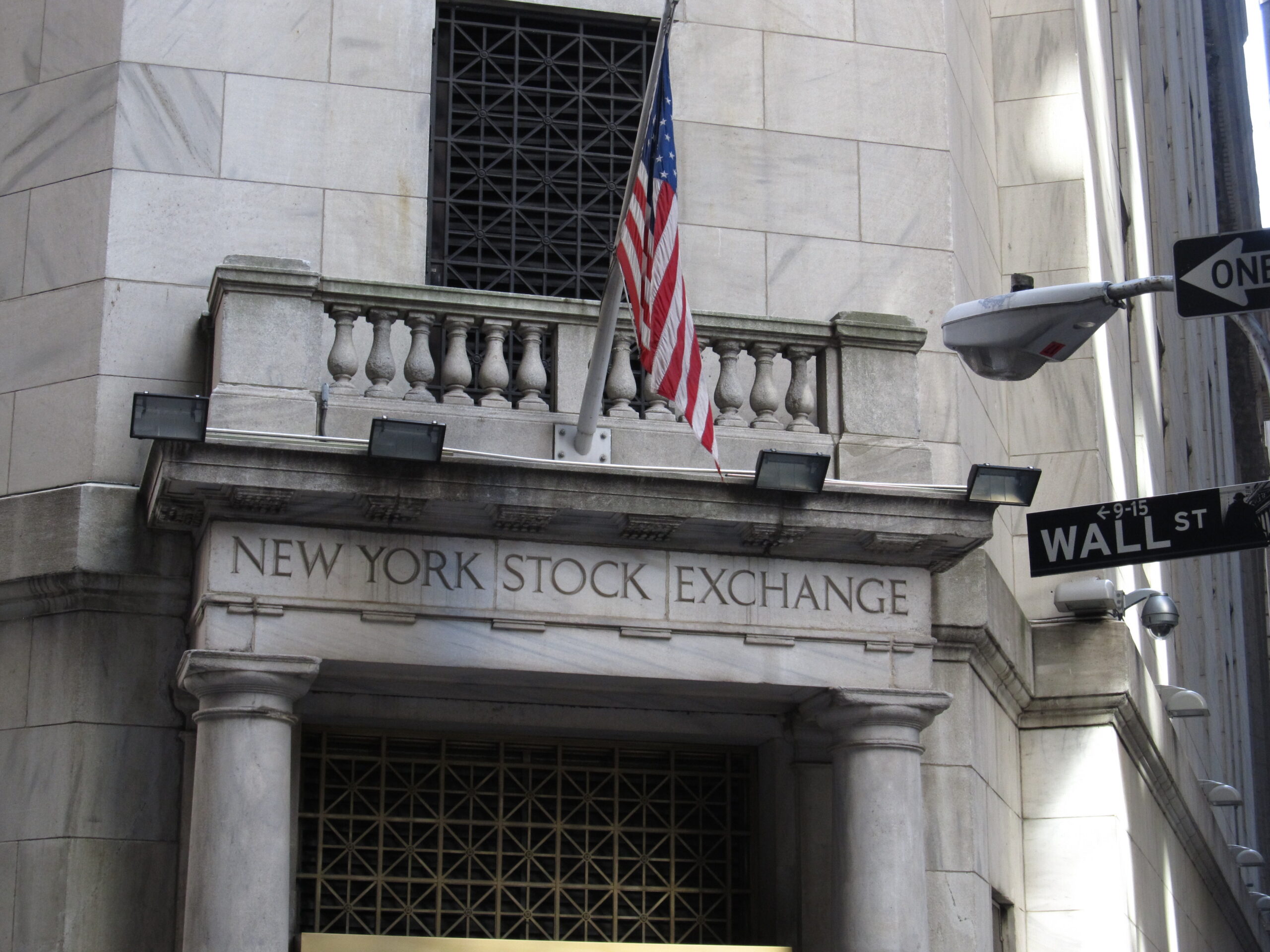 Wall Street dan Gedung New York Stock Exchange, pusat pasar modal Amerika Serikat