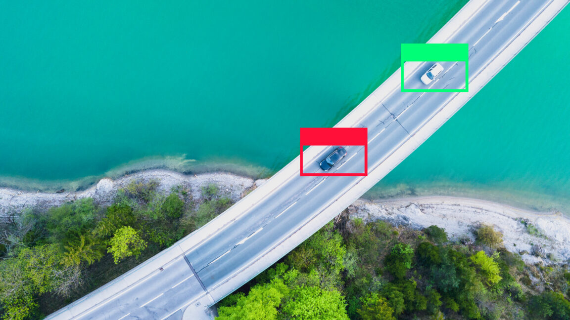 Ilustrasi petugas NHTSA dan mobil canggih yang mengalami kecelakaan fatal di ruas jalan penghubung aspal