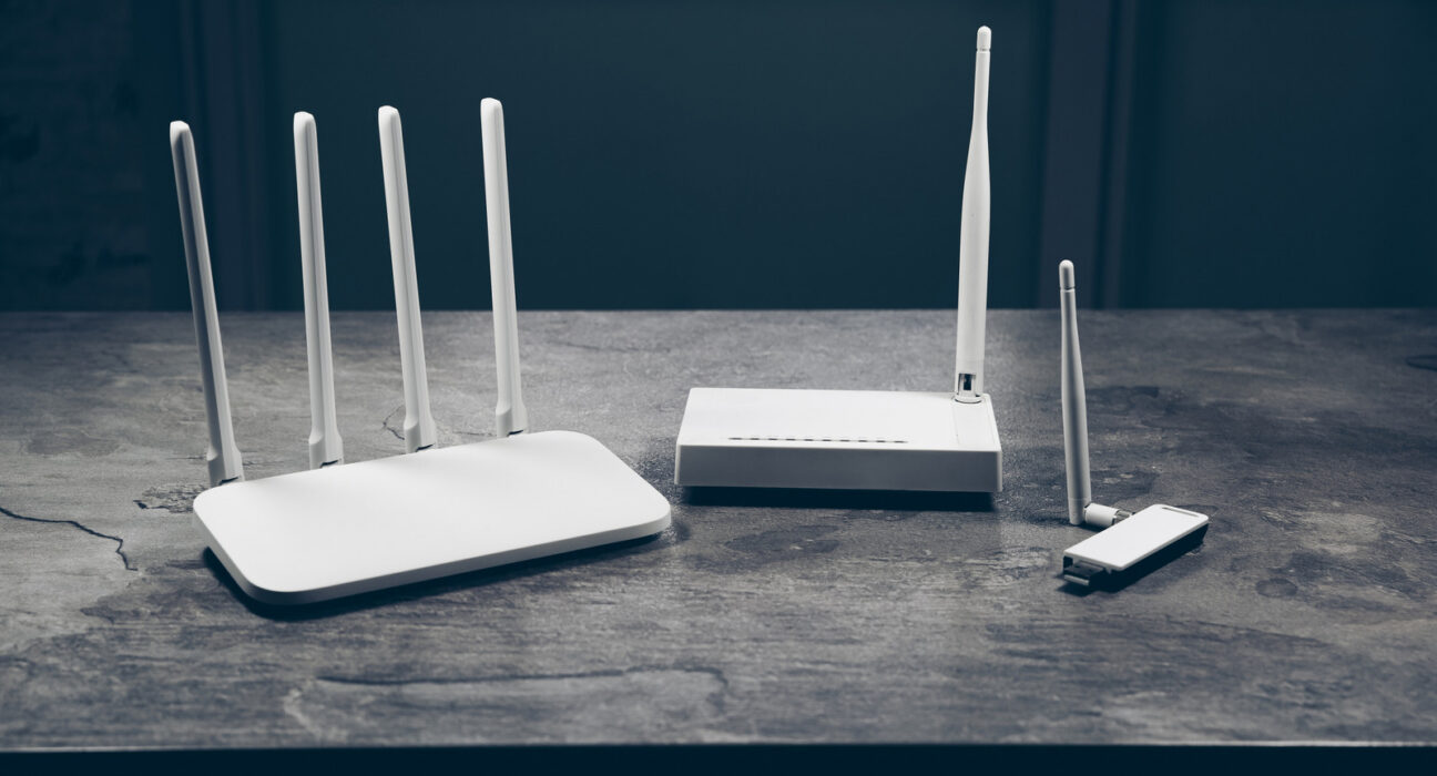 Ilustrasi perangkat router nirkabel rumahan dengan lampu indikator jaringan menyala