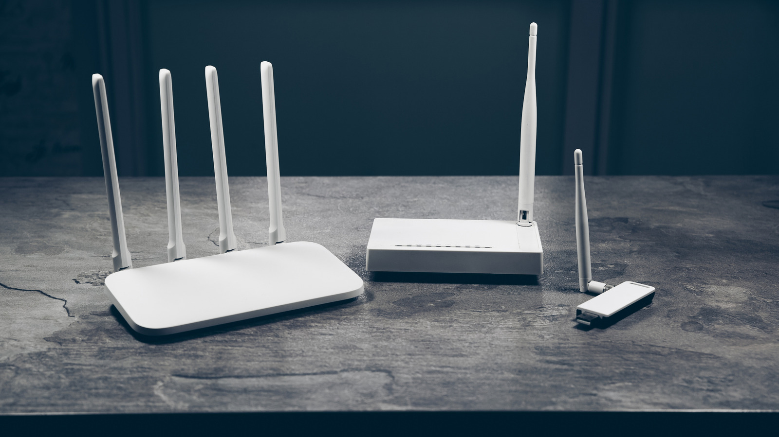 Ilustrasi perangkat router nirkabel rumahan dengan lampu indikator jaringan menyala