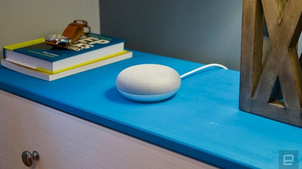 Google Home Mini dan Nest Mini saat proses factory reset perangkat smart speaker