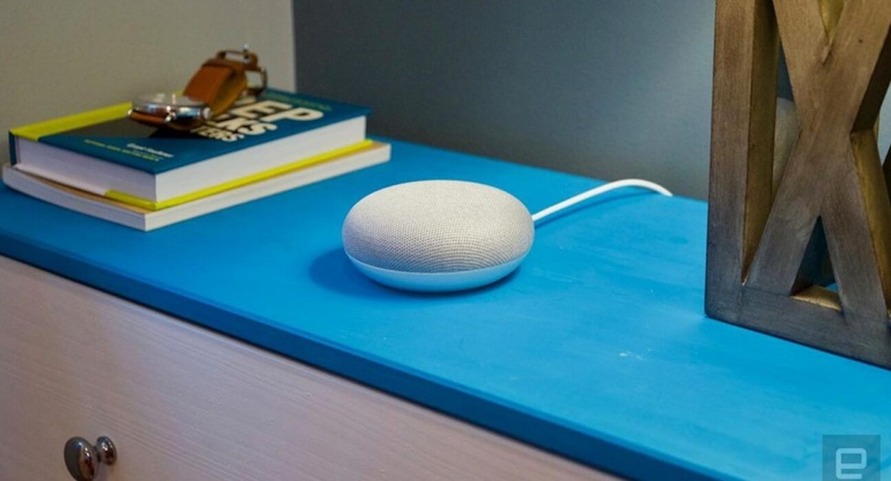 Google Home Mini dan Nest Mini saat proses factory reset perangkat smart speaker
