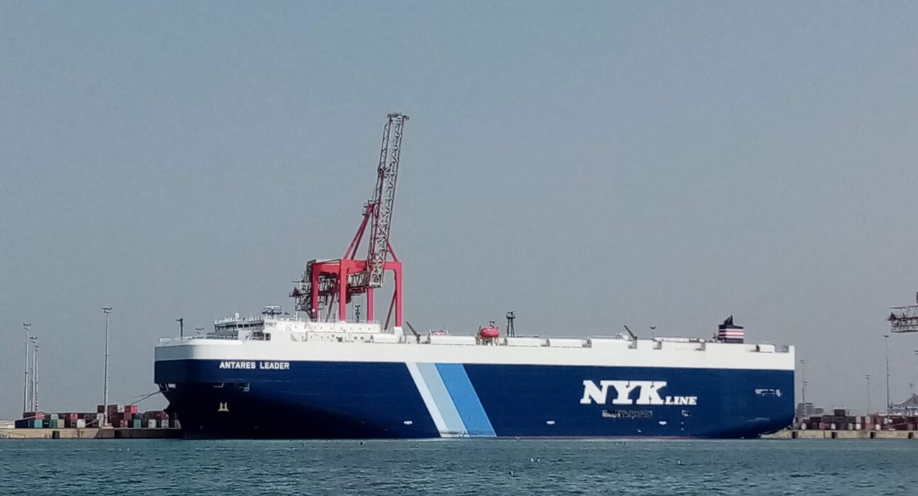 Kapal pengangkut kendaraan khusus car carrier MV Antares Leader milik NYK Line bersandar melayani logistik ekspor otomotif