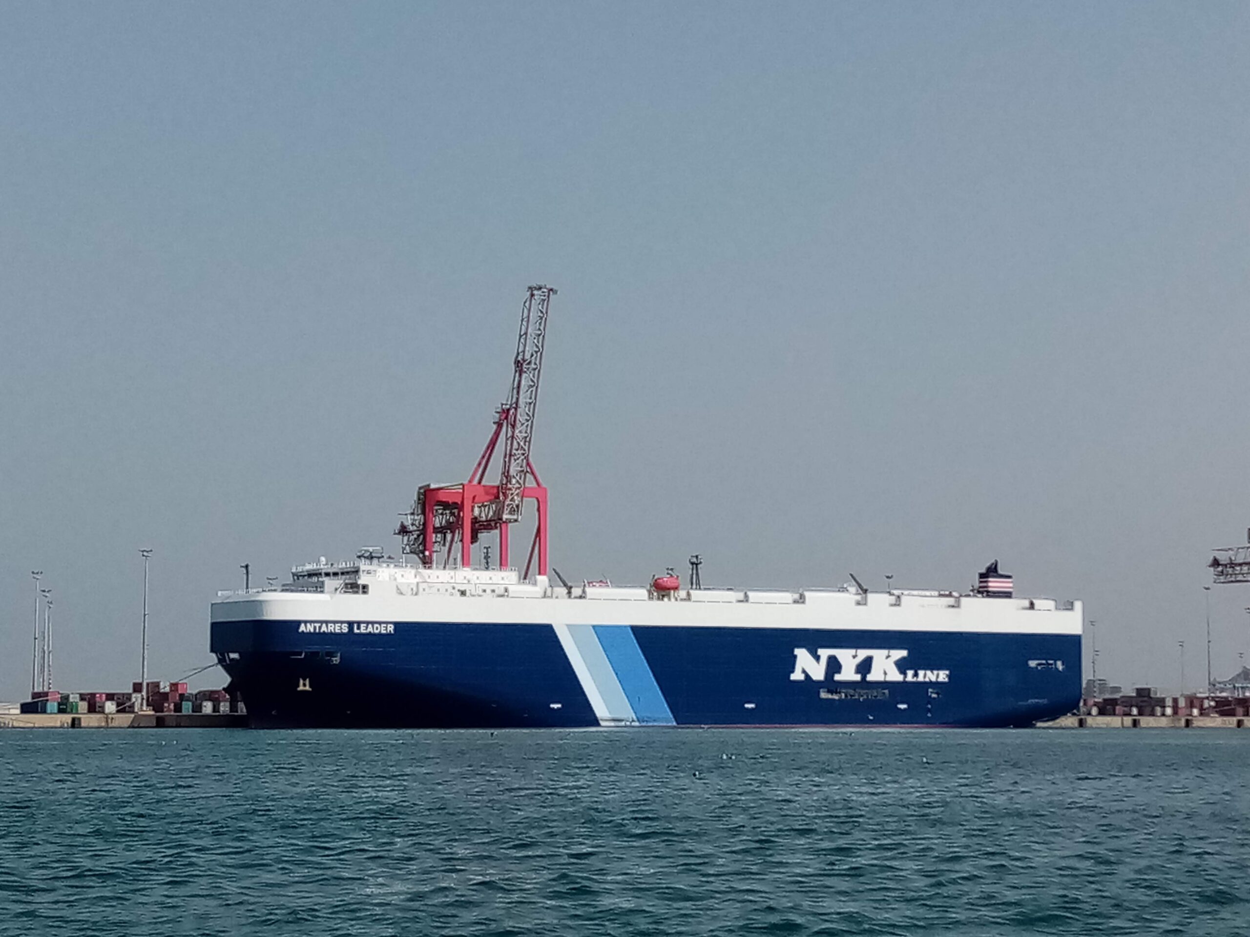 Kapal pengangkut kendaraan khusus car carrier MV Antares Leader milik NYK Line bersandar melayani logistik ekspor otomotif