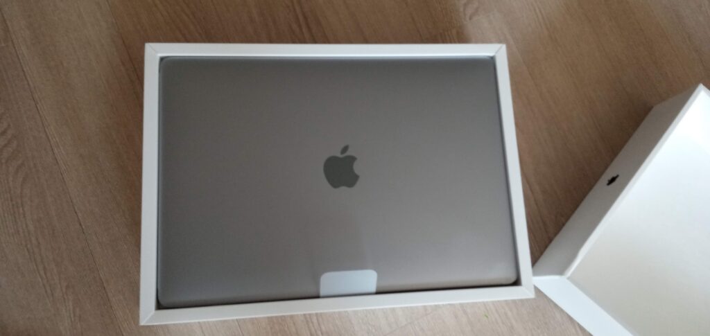 Unit MacBook Pro lawas yang dialihfungsikan menjadi server penyimpanan berkas rumahan
