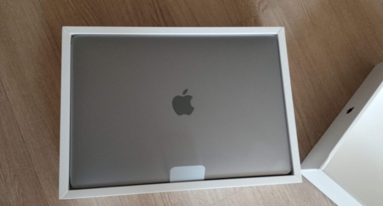 Unit MacBook Pro lawas yang dialihfungsikan menjadi server penyimpanan berkas rumahan