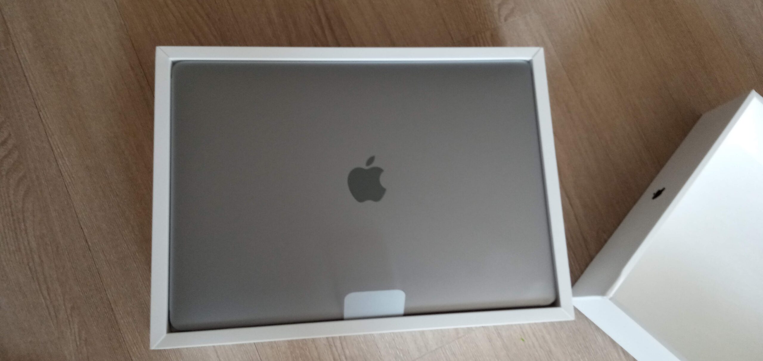 Unit MacBook Pro lawas yang dialihfungsikan menjadi server penyimpanan berkas rumahan