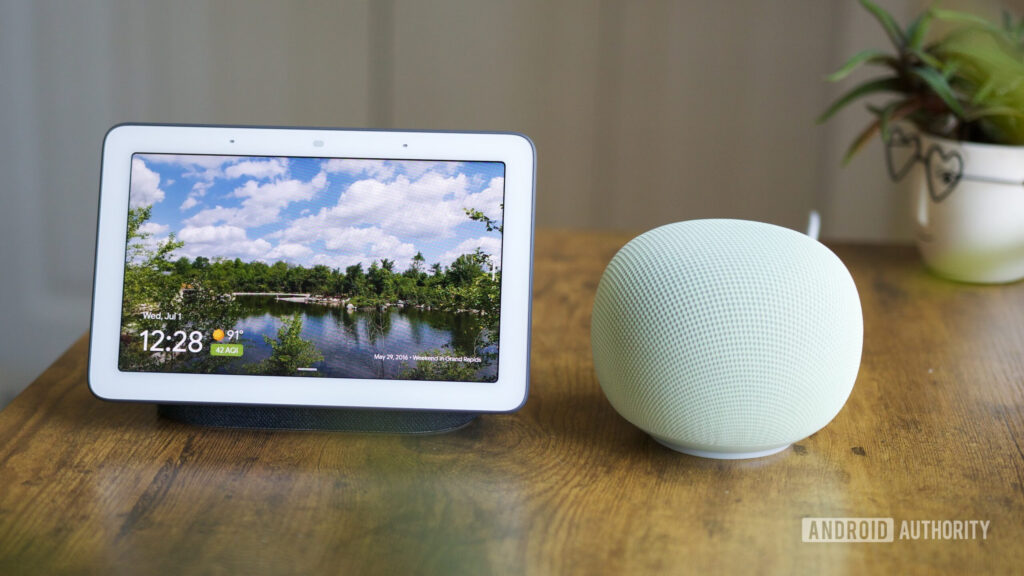 Smart speaker Google Nest Hub menampilkan kontrol lampu cerdas