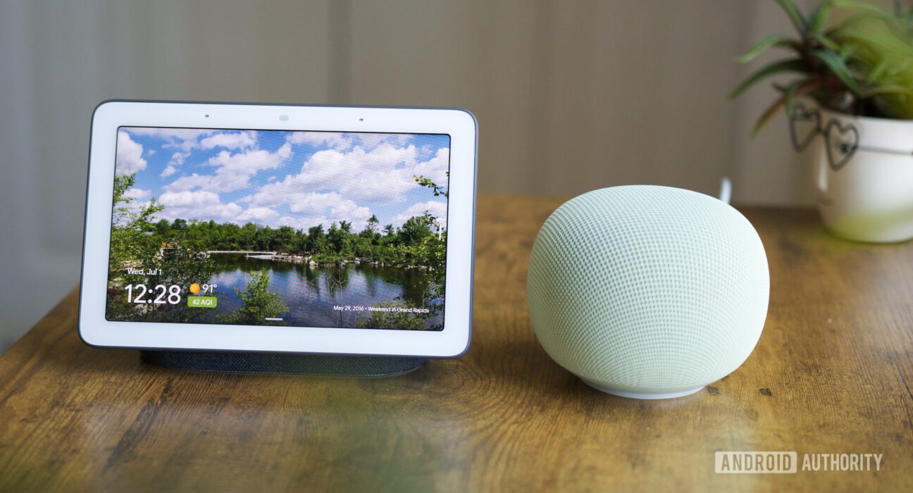 Smart speaker Google Nest Hub menampilkan kontrol lampu cerdas